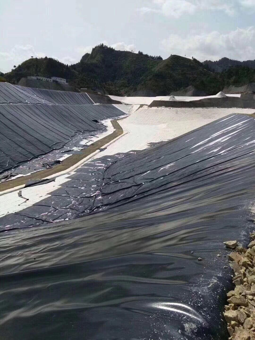 经典三级福利在线观看 HDPE防渗膜在污水蒸发池铺设特有步骤有哪些?