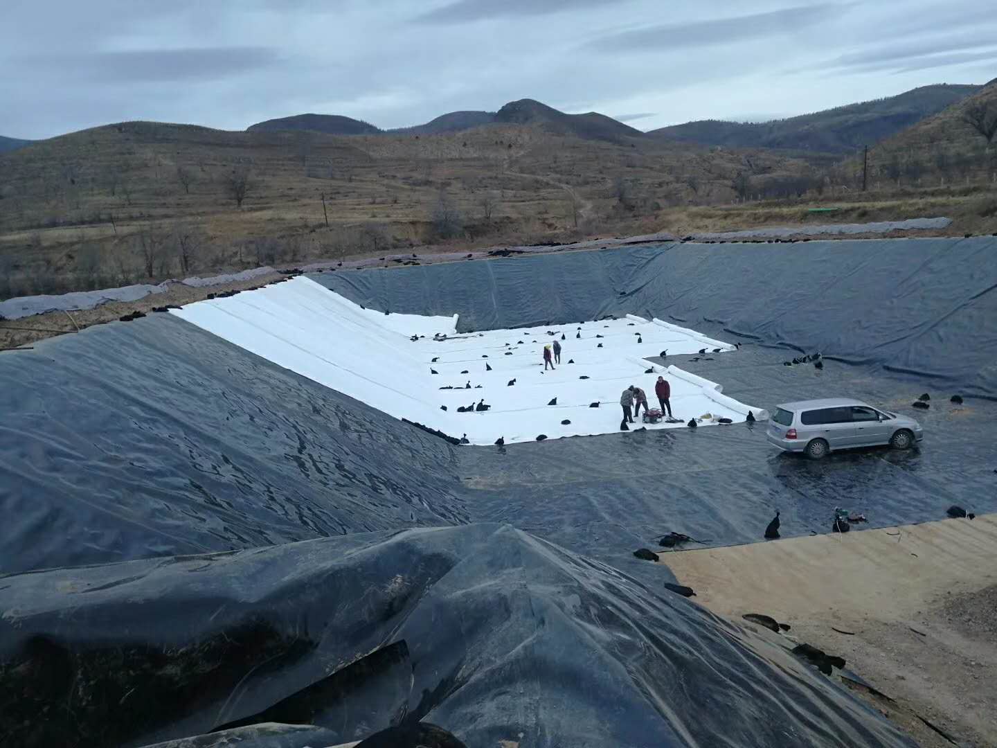 经典三级福利在线观看 HDPE土工膜如何实现“治坡先治水”的原则?