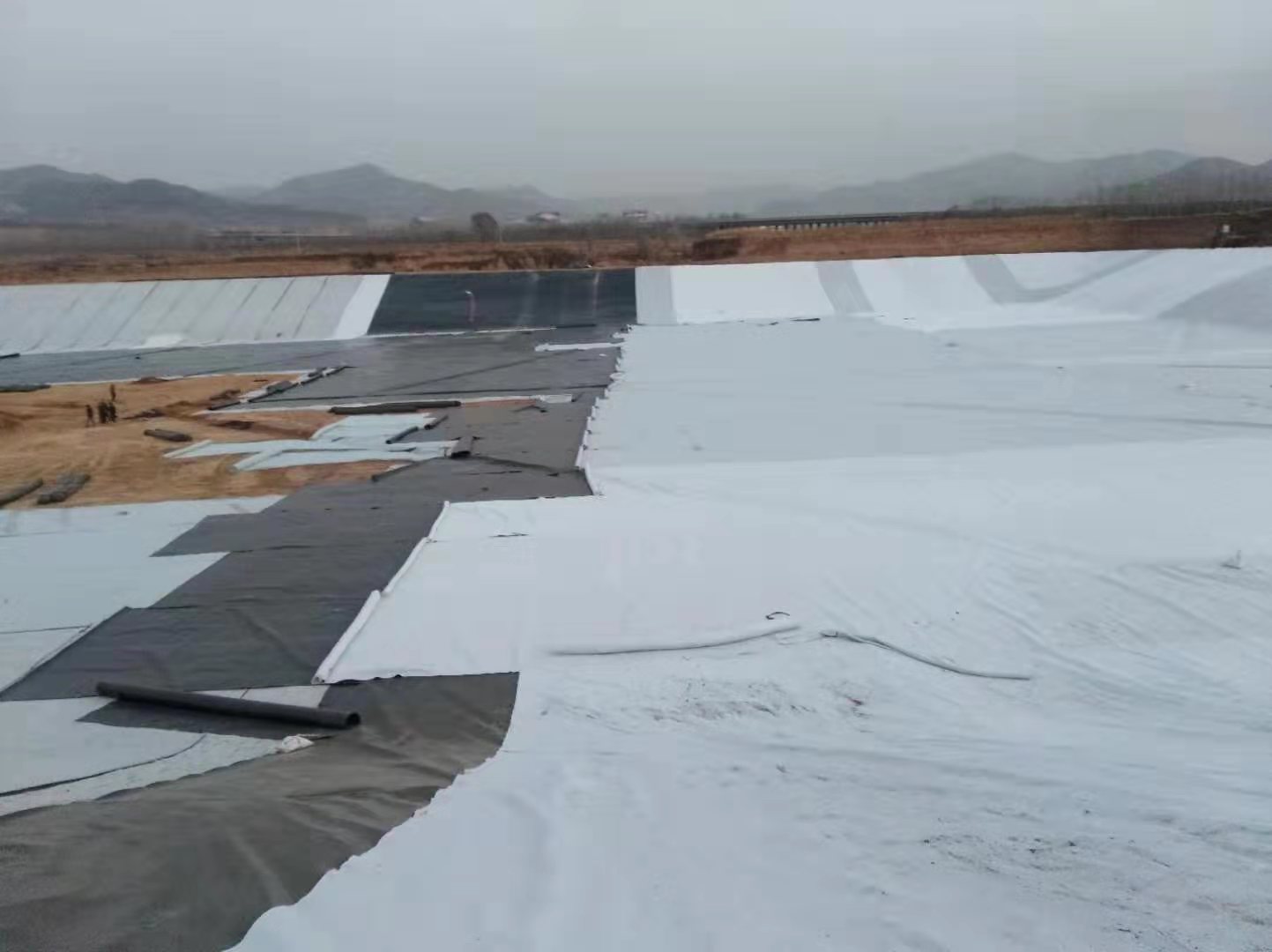 经典三级福利在线观看 0.25mm厚土工膜为何必须现场焊接?
