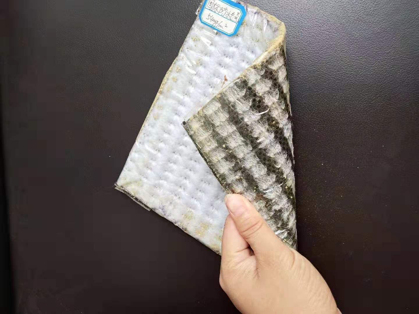 娇嫩jk丝袜美女被肏 钠基膨润土防水毯在人工湖整体施工体系