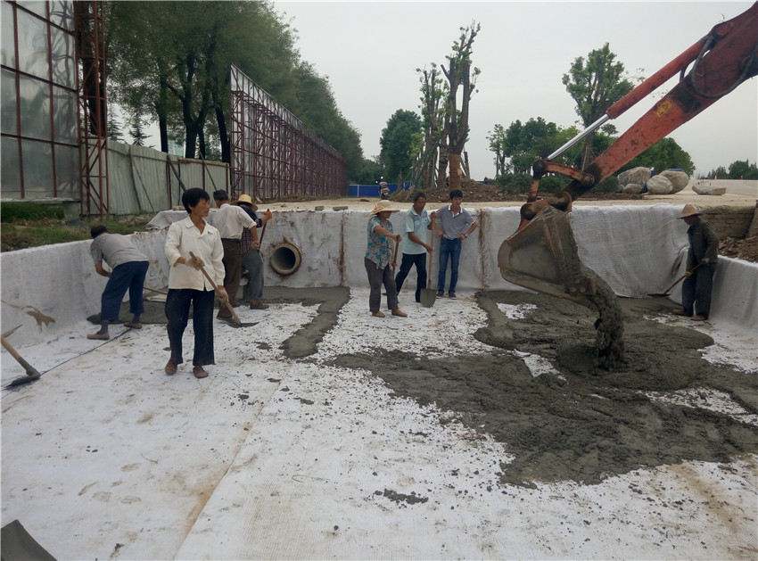 娇嫩jk丝袜美女被肏 钠基膨润土防水毯成就人工湖内花美鱼肥