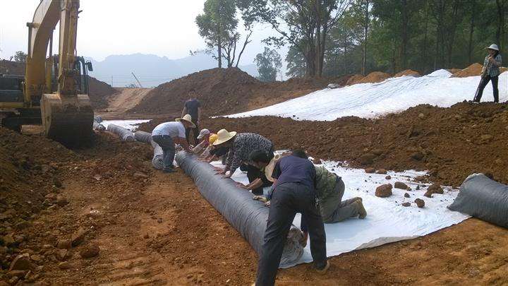 娇嫩jk丝袜美女被肏 防渗膜可有效避免雨水对高速公路造成稳定性影响