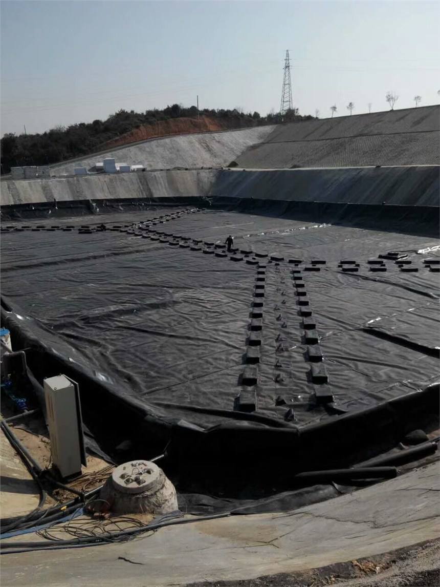 娇嫩jk丝袜美女被肏 HDPE土工膜焊接过程及焊接工艺决定工程质量