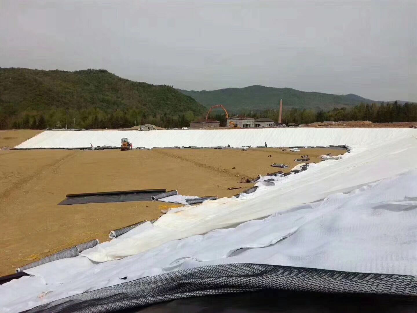 娇嫩jk丝袜美女被肏 蓄水池边坡和渠坡与建筑物锚固土工膜注意事项