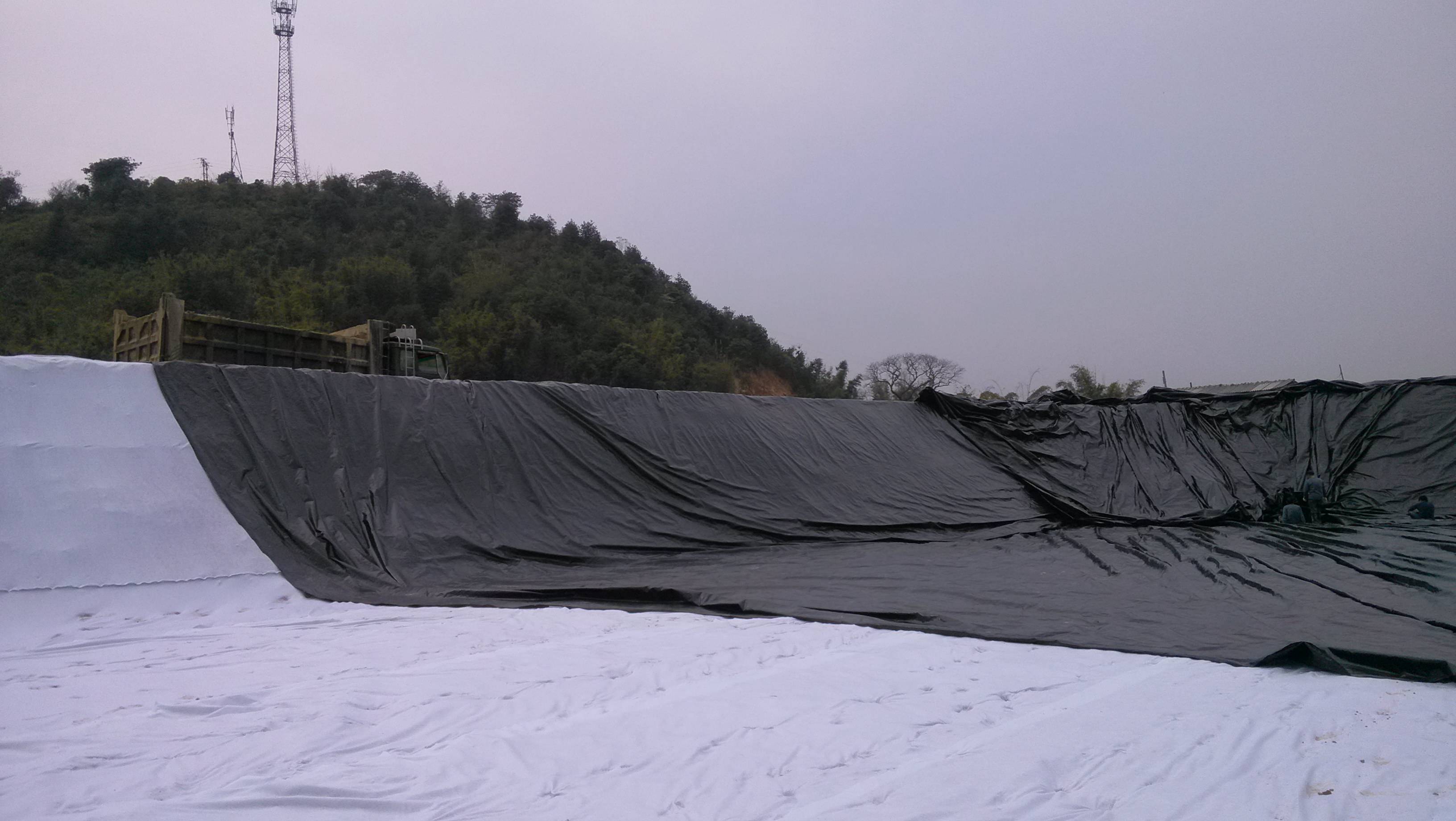 经典三级福利在线观看 HDPE土工膜渠道防渗基槽与铺膜断面的形状有哪几种？