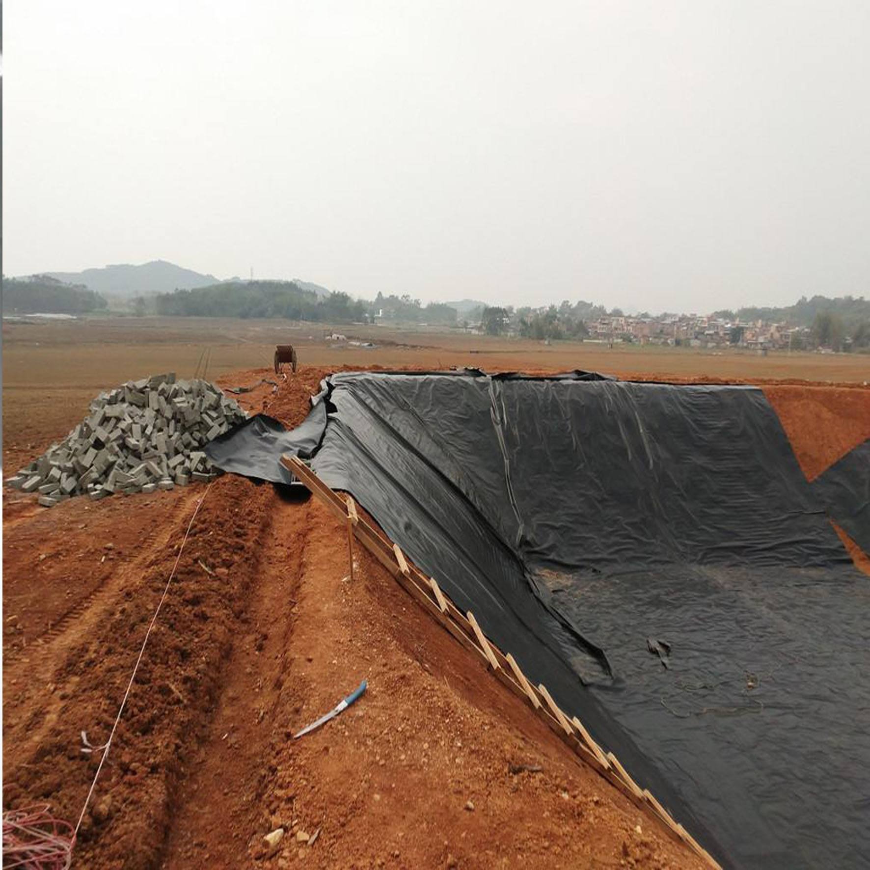 经典三级福利在线观看 使用PE复合土工膜进行土坝除险加固施工(图1)