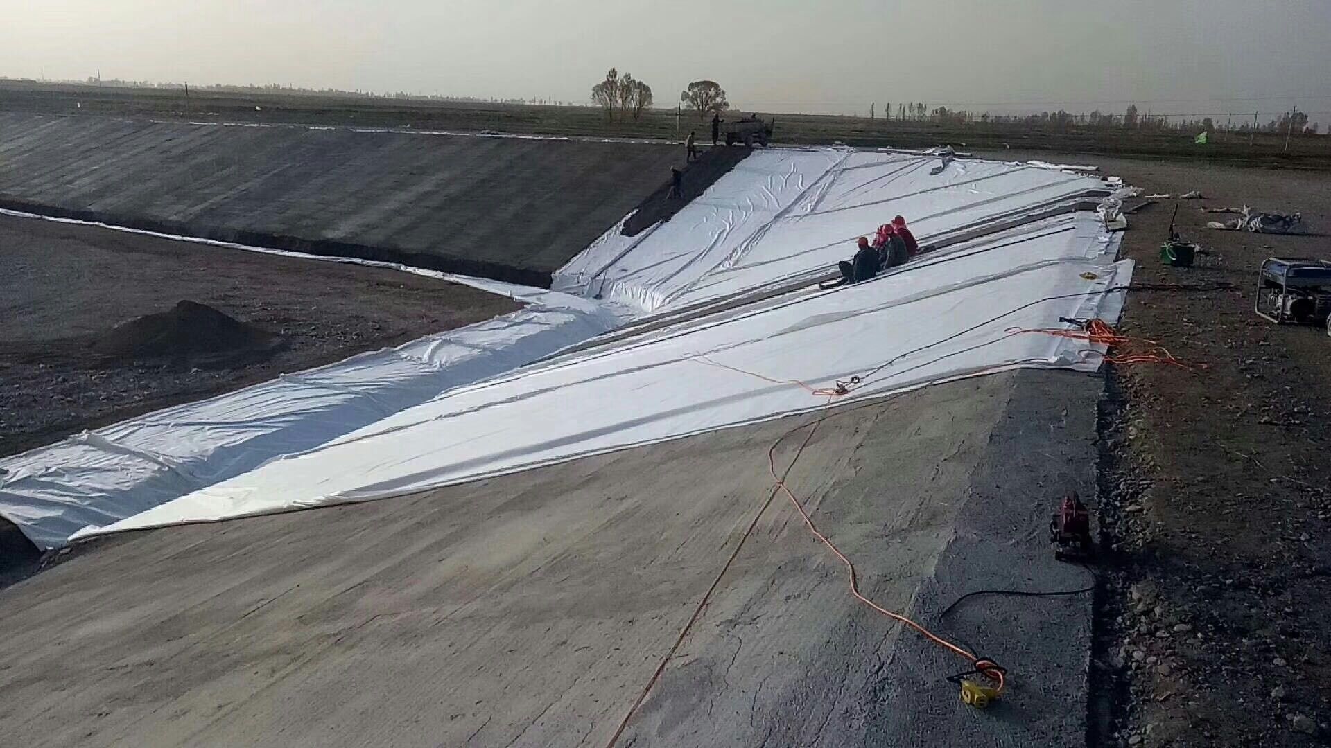 极品白丝美女被肏视频 垃圾填埋场中衬垫系统由多种土工膜界面组成