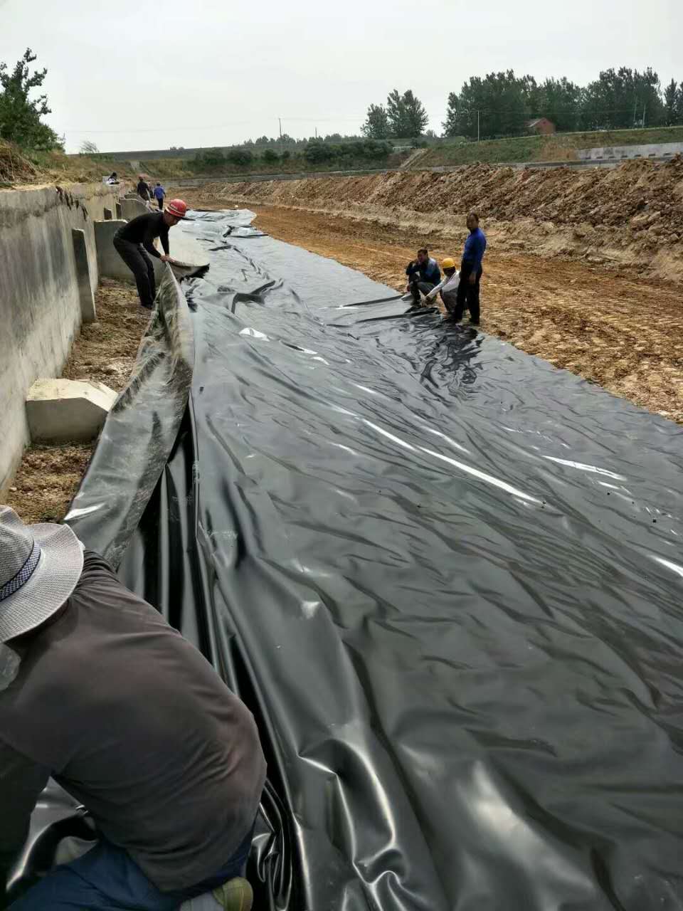 娇嫩jk丝袜美女被肏 HDPE土工膜施工重点及难点分析