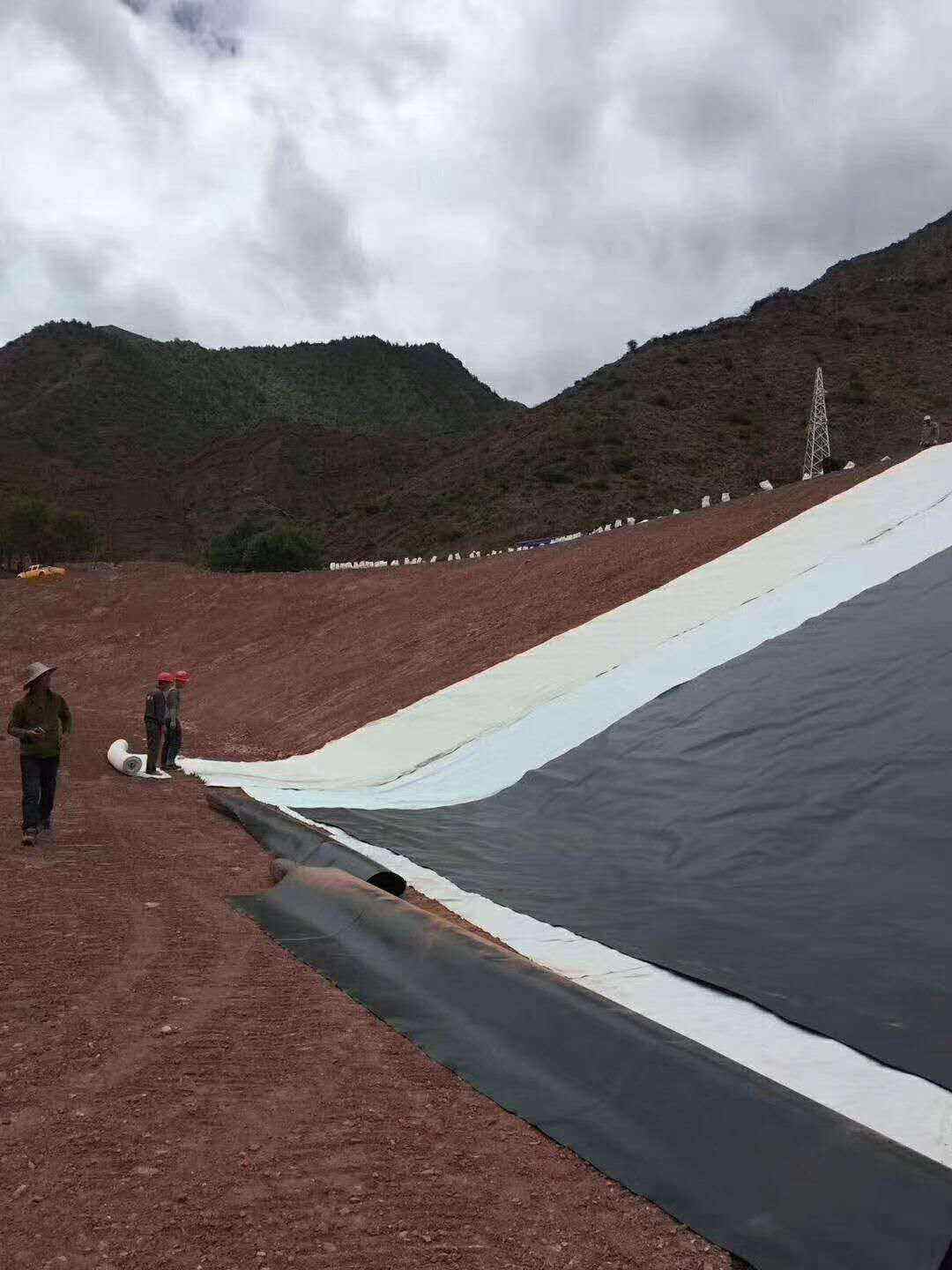 极品白丝美女被肏视频 胶接法拼接和焊接法是土工膜应用初期常用的两种拼接方法